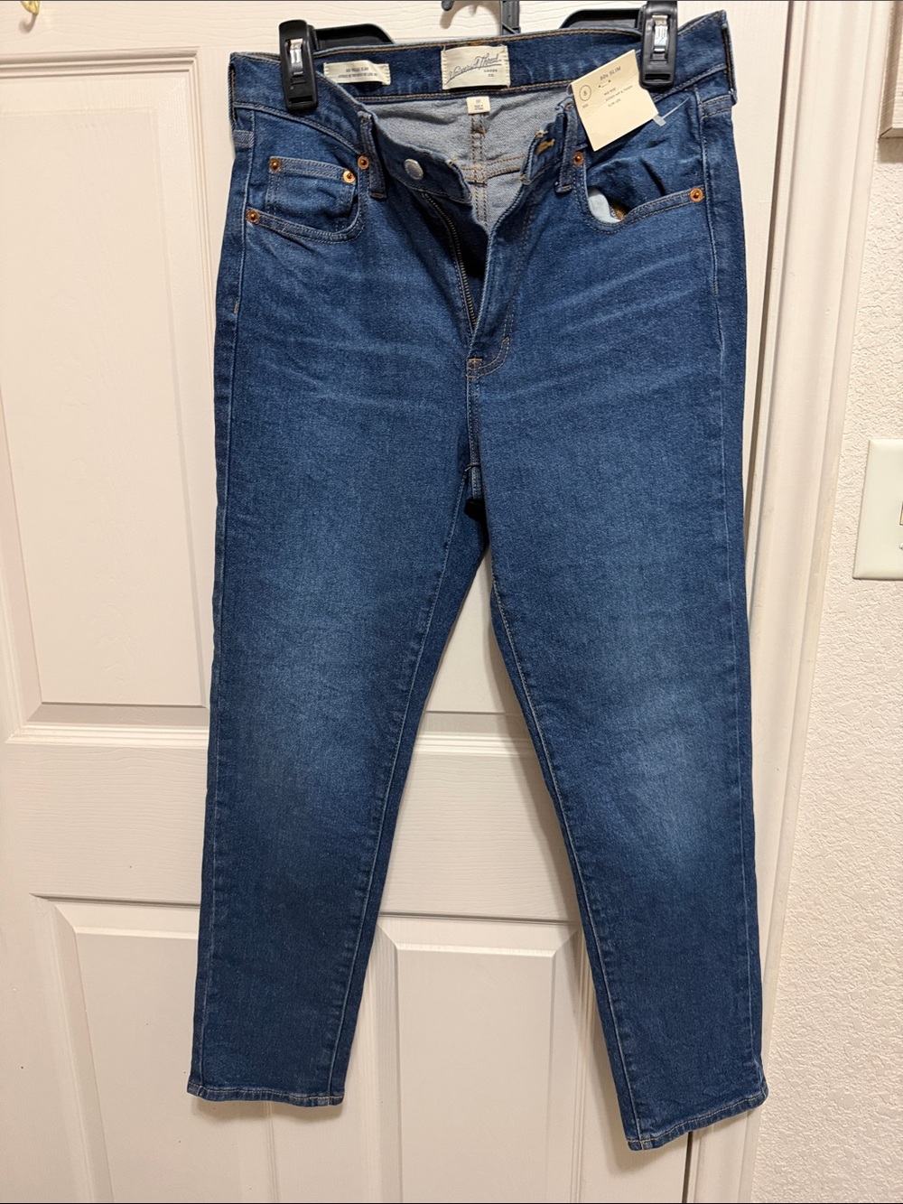 Universal Thread Women’s Mid-Rise Dark Blue Denim Jeans